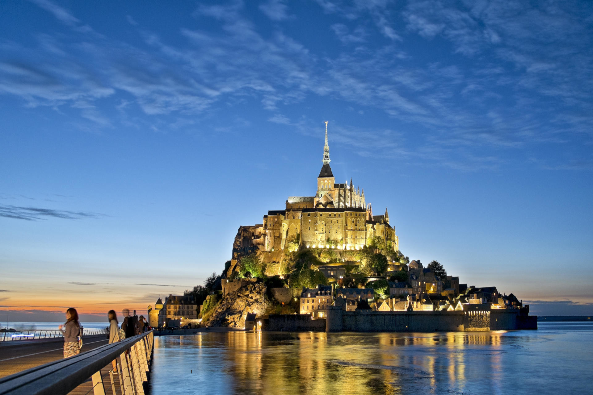 Мон-Сен-Мишель (Mont Saint-Michel) — где находится, история, приливы, аббатство, как добраться и что посмотреть Мон-Сен-Мишель (Mont Saint-Michel) — где находится, история, приливы, аббатство, как добраться и что посмотреть