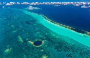 Большая голубая дыра (Great Blue Hole) &mdash; подводная воронка в Белизе