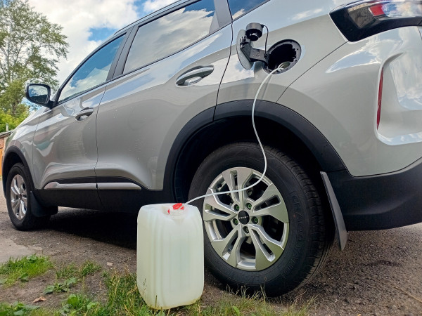 Как правильно слить бензин из бака современного автомобиля