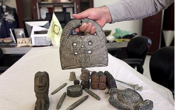 Странные &laquo;сумки&raquo; в руках древних богов разных культур 