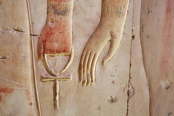 Странные &laquo;сумки&raquo; в руках древних богов разных культур 