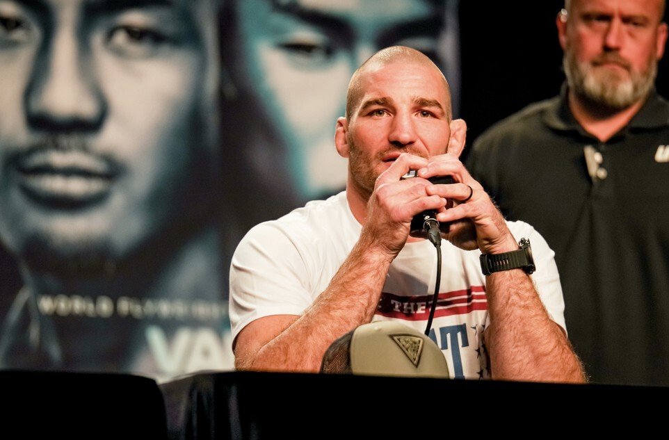 Стрикленда разнесли за отказ от трэш-тока в адрес Чимаева после победы на UFC 328