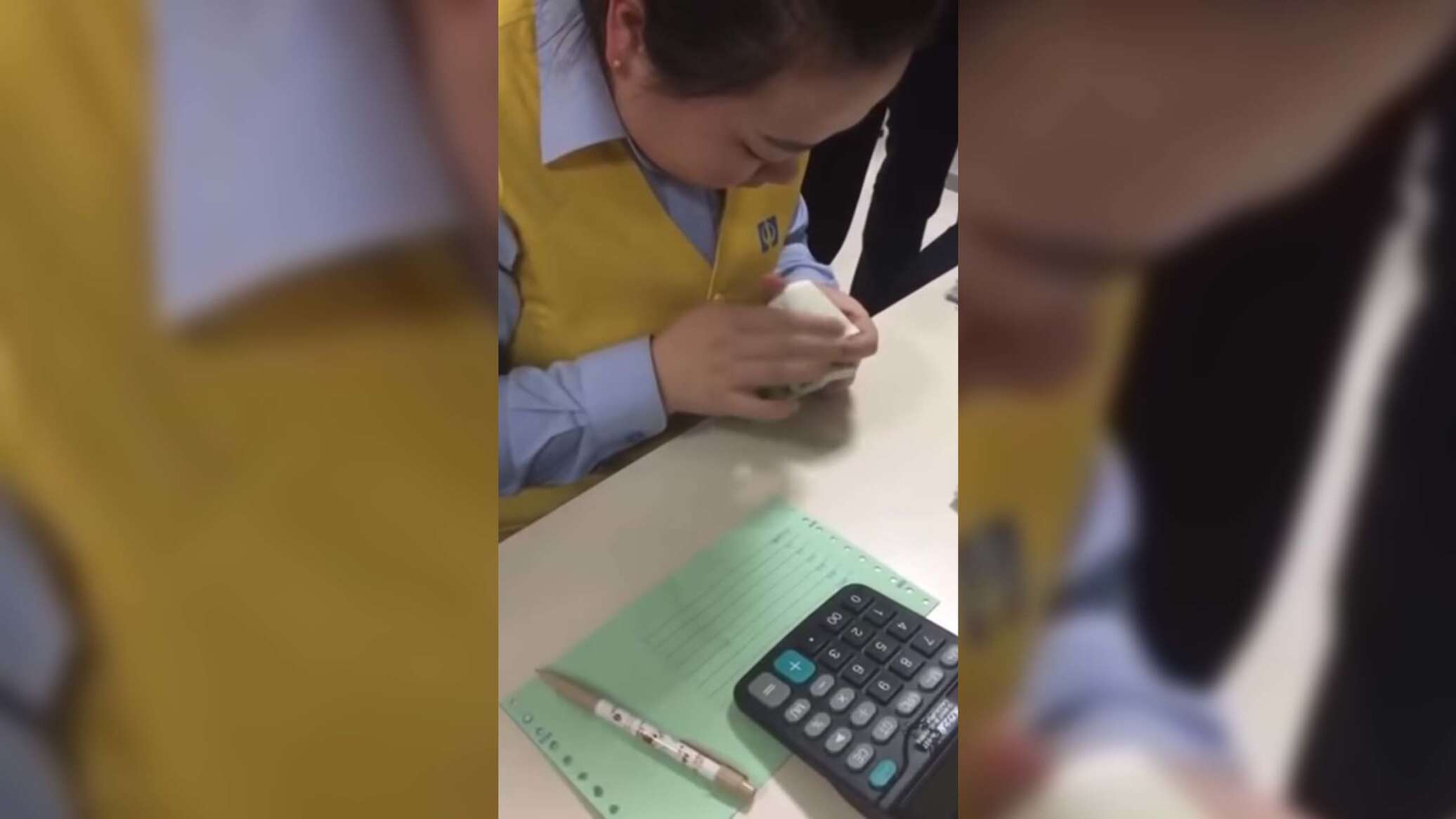 Видео: суперскорость &ndash; девушка пересчитала деньги быстрее машинки - 18.07.2021, Sputnik Молдова