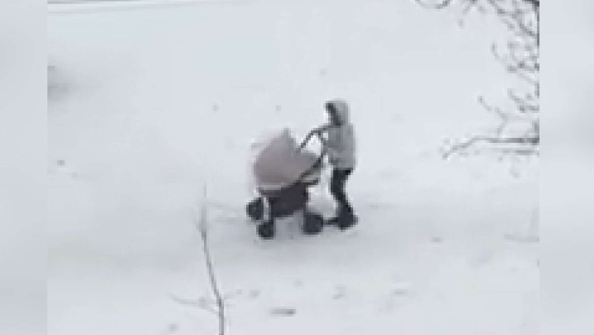 Se întâmplă la Chișinău: O mamă cu cărucior își face cu greu drum printre troiene