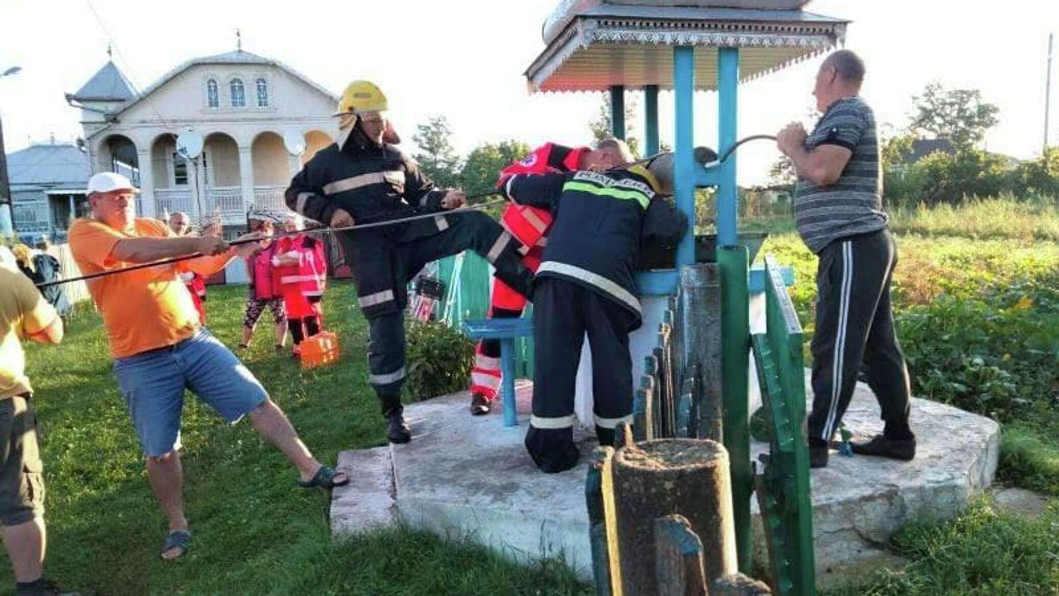 Мужчина упал в колодец в Окницком районе