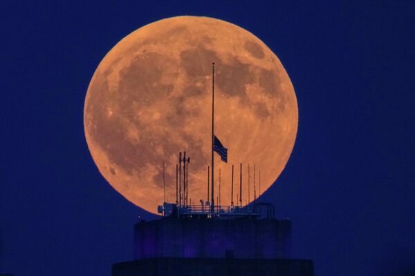 Последнее затмение Луны 2026 года: фото в "кровавых" оттенках из разных стран