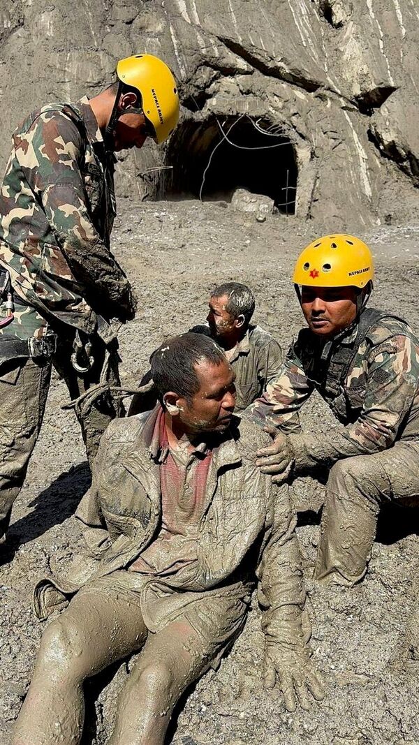 В Непале продолжаются поиски выживших и ликвидация последствий наводнения. Фото