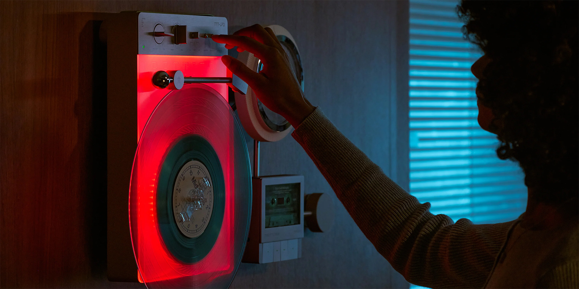 Винил, CD и&nbsp;кассеты на стене: Trettitre представила необычную аудиосистему Retro Ambient Sound System