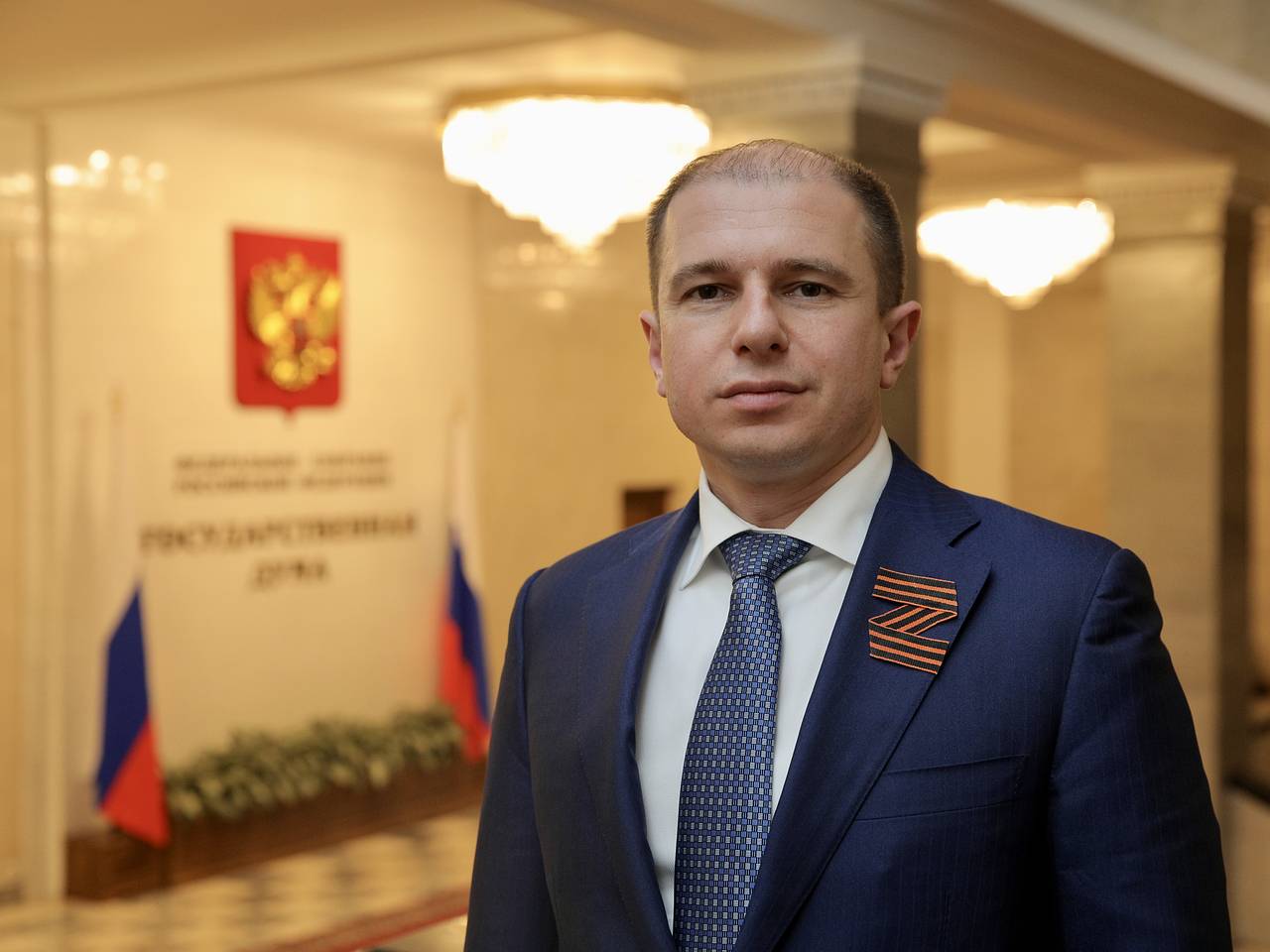 Депутат Романов поздравил петербуржцев с Днем Государственного флага России