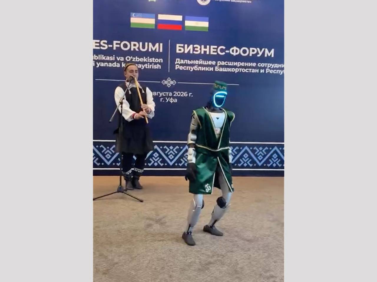 Робот в башкирском народном костюме станцевал под музыку курая в Уфе