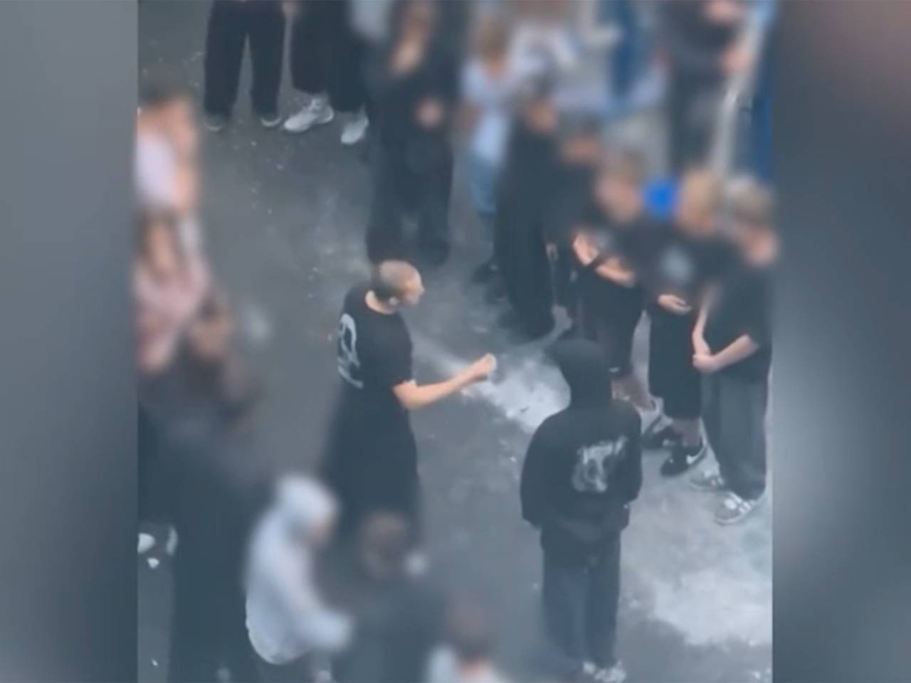 Под Москвой пожаловались на рисующих свастику и разрушающих площадки подростков