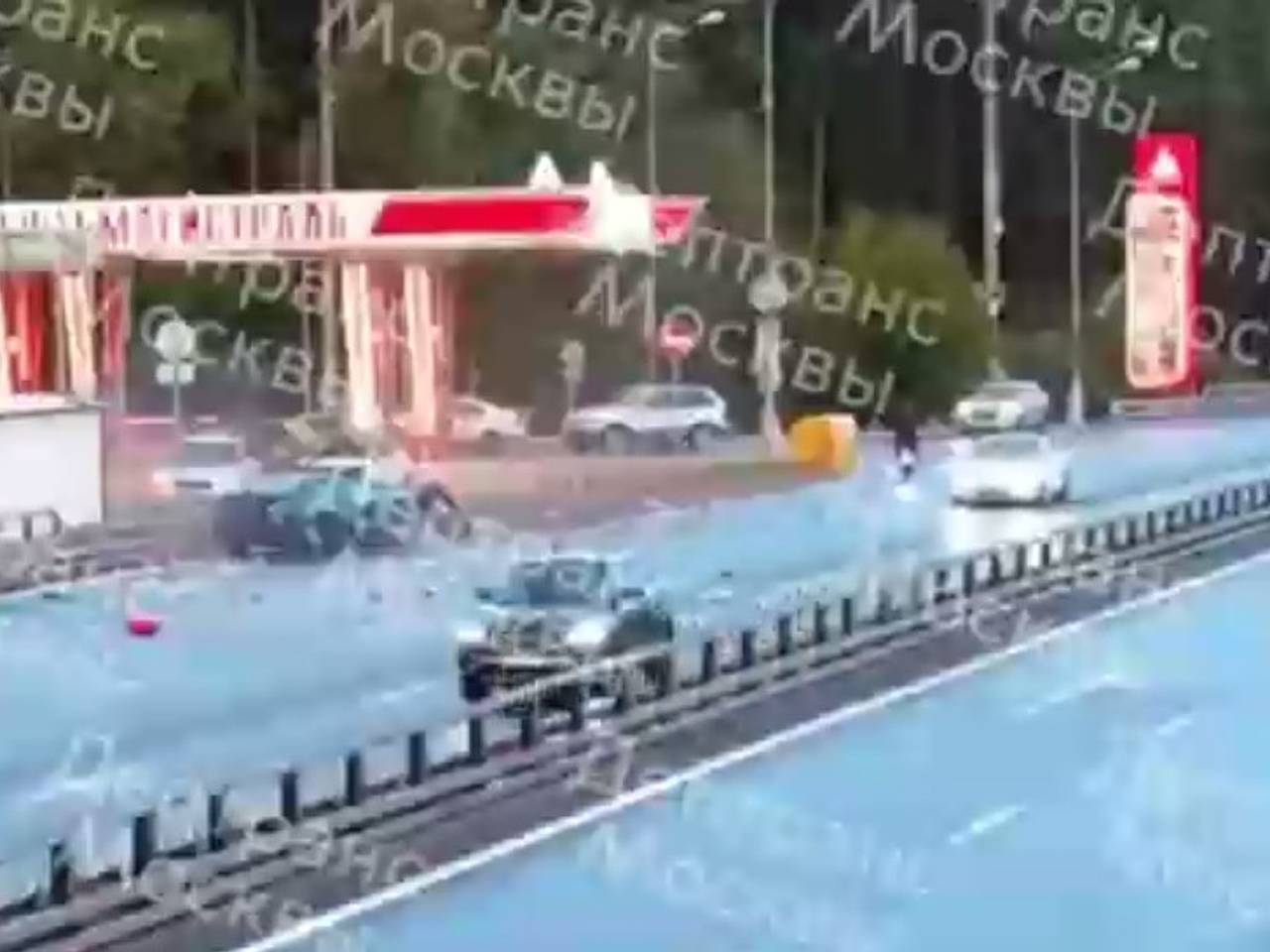 Два человека погибли в аварии у АЗС в Москве