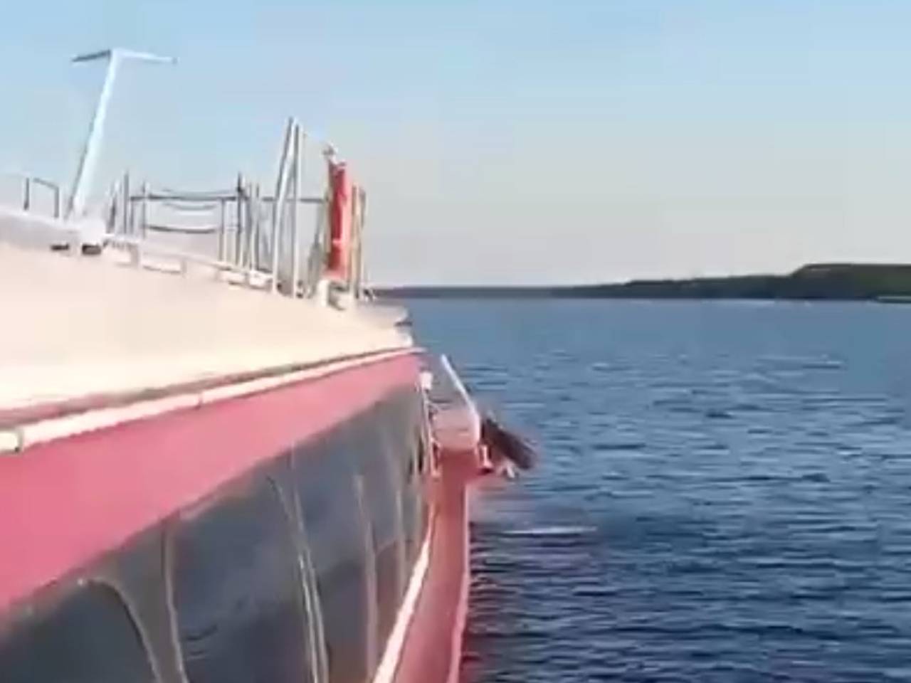 Севший на мель в российском регионе пассажирский теплоход сняли на видео