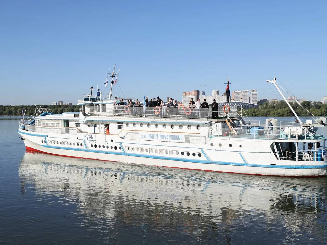 По Оби отправился плавучий храм