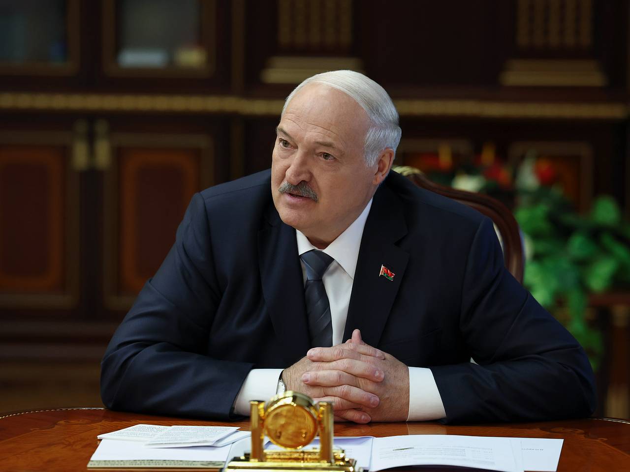 Лукашенко пожаловался на неспособность молодежи отличить вилы от лопаты