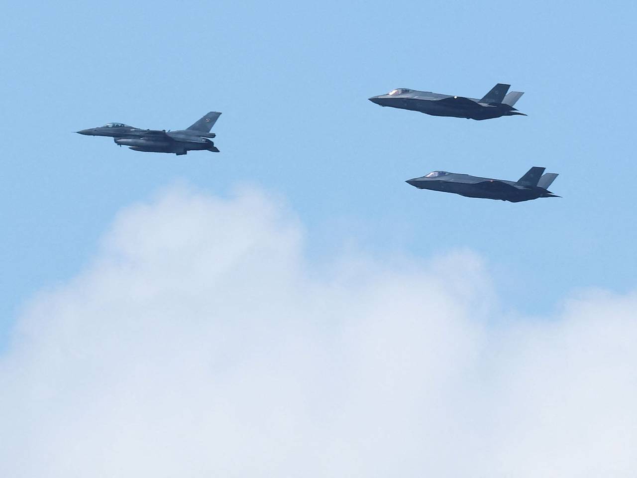 На военной базе в Калифорнии сгорел американский истребитель