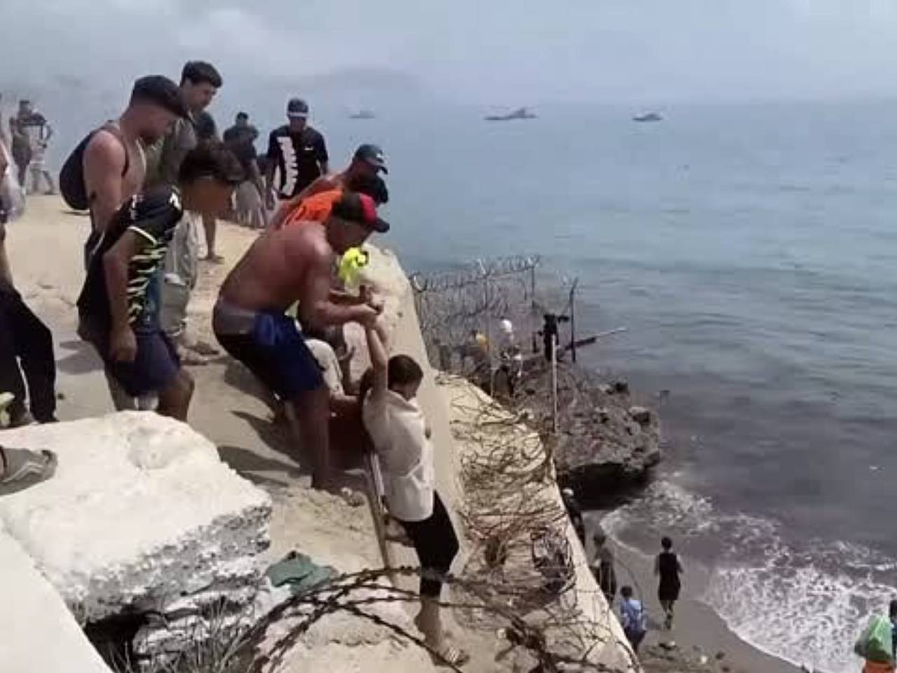 Появилось видео массового прорыва границы мигрантами в Испании